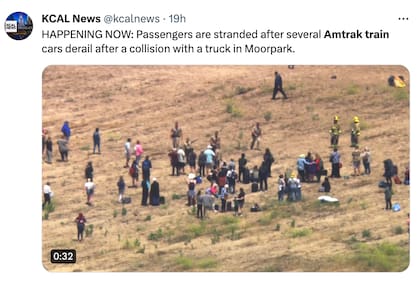 Los pasajeros del tren de California quedaron varados en medio del campo luego del choque con el camión