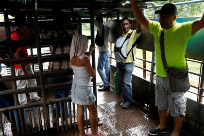 Los pasajeros en la caja del camión
