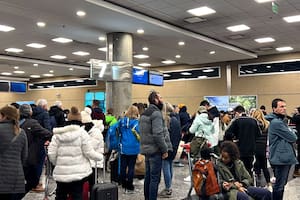 Los pasajeros esperan sus valijas en medio del conflicto gremial en Aeroparque.