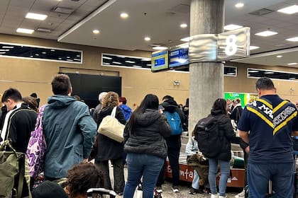 Los pasajeros esperan sus valijas en medio del conflicto gremial en Aeroparque