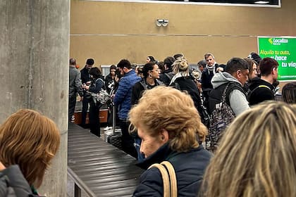 Los pasajeros esperan sus valijas en medio del conflicto gremial en Aeroparque