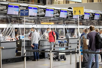 Imagen ilustrativa; pasajeros en el mostrador de facturación del aeropuerto de Schiphol, en Ámsterdam