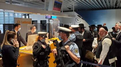 Los pasajeros judíos frente al mostrador de la aerolínea en Frankfurt
