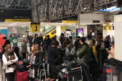 Los pasajeros llegaron al aeropuerto de Gatwick y se enteraron que su vuelo de la compañía Norwegian se había cancelado