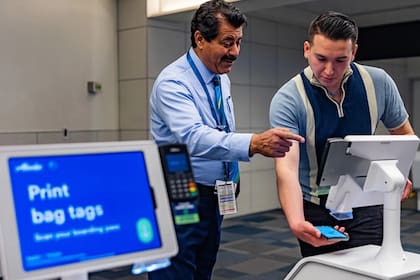 Los pasajeros podrán elegir entre el proceso automático o recibir ayuda personalizada