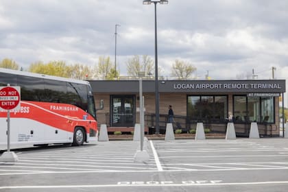 Los pasajeros que cumplan con los requisitos podrán estacionar y pasar los controles de seguridad en la terminal remota de Framingham