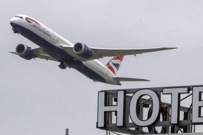 Los pasajeros que provengan de los países de riesgo deberán pagar US$2.000 por una habitación de hotel y ponerse en cuarentena durante 10 días