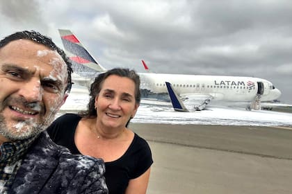 Los pasajeros que se tomaron una selfie con el avión siniestrado