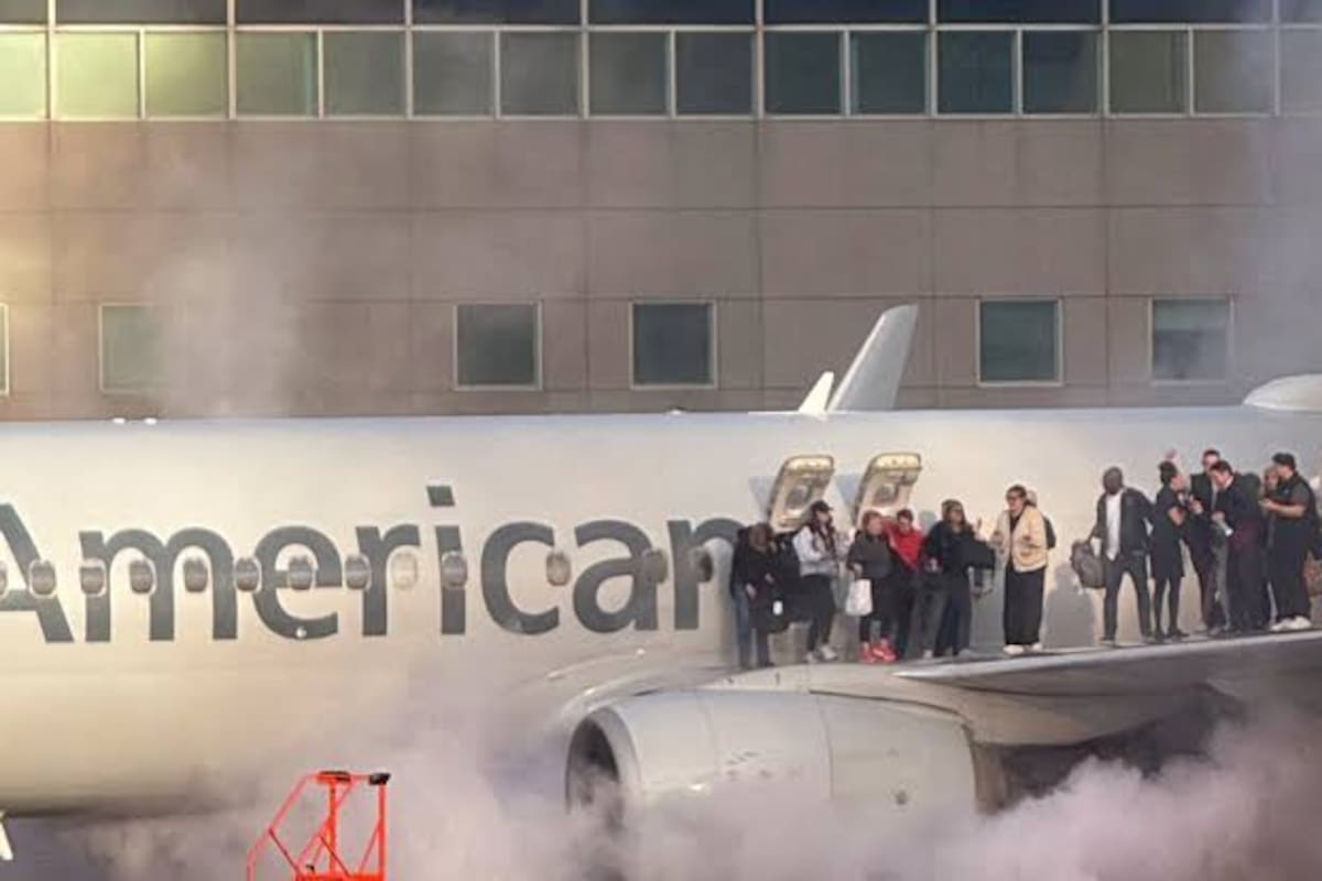 Los pasajeros que tuvieron que evacuar el avión de American Airlines.