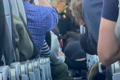 Los pasajeros registraron el momento en que lograron reducir a un hombre indisciplinado en un vuelo en EE.UU. (Foto: Twitter/@SoccerMouaz)