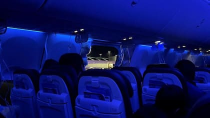 Los pasajeros se mantuvieron sentados en el avión a pesar de que había perdido parte de su puerta.