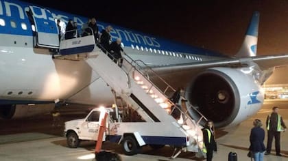 Los pasajeros tuvieron que descender a los pocos minutos del despegue luego de que fallara una turbina