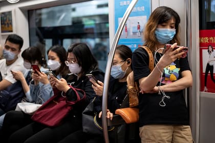 Los pasajeros usan mascarillas para protegerse del coronavirus en el metro de Pekín el 12 de mayo de 2020