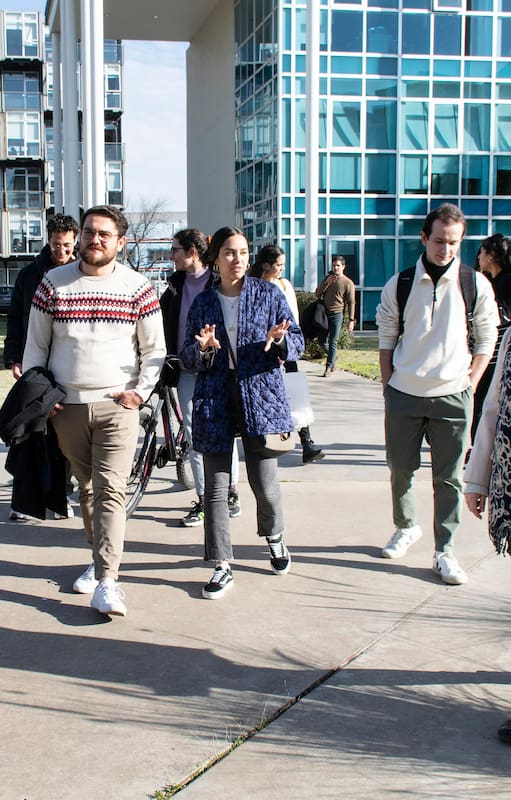 Los pasantes extranjeros que trabajan temporalmente en el Centro Económico de Estudios Urbanos recorren las instalaciones de la Universidad de San Martín