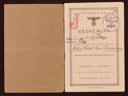Los pasaportes de judíos se marcaban con una "J" en el Tercer Reich. Además, a las mujeres se les agregaba el nombre de Sara y a los hombres el de Israel