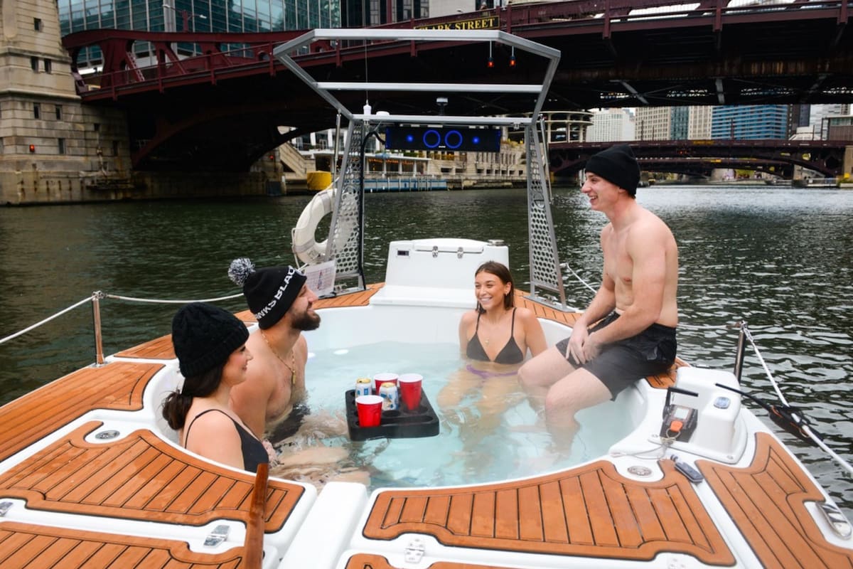 Los paseos en barcos con hidromasajes por el río Chicago están de vuelta por la temporada navideña 2025 (ChicagoBoatsCompany)