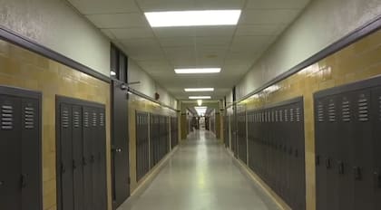 Los pasillos de la escuela aún continúan intactos