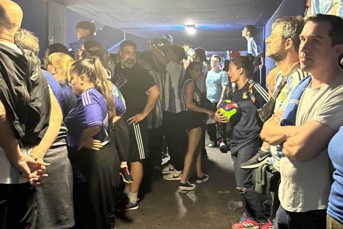 Los pasillos de la popular en la Bombonera durante el partido de Argentina vs. Uruguay