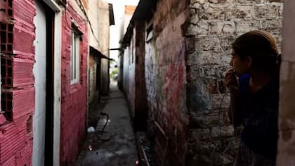 Los pasillos son estrechos y los vecinos aseguran que la droga se encuentra "a la vuelta de la esquina"