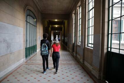 Los pasillos son surcados por 2000 alumnos y 500 integrantes del plantel docente y no docente.