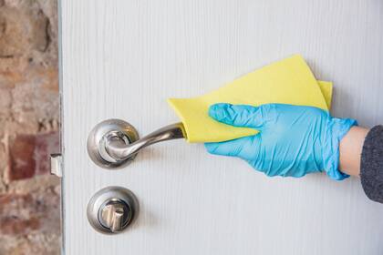 Los pasos a seguir para limpiar correctamente las manijas de las puertas
