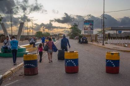 Los pasos fronterizos oficiales han reabierto pero no todos tienen los documentos necesarios para usarlos