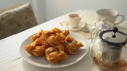 Los pastelitos de este emprendimiento cuentan con ocho capas bien definidas de hojaldre, bañados en caramelo y con un corazón de relleno generoso.