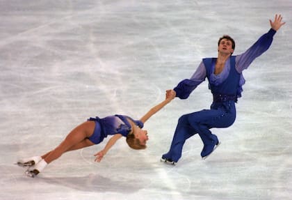 Los patinadores artísticos rusos Evgenia Shishkova y Vadim Naumov también estaban a bordo del avión.