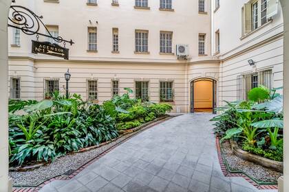 Los patios internos del Palacio de los Patos, con sus canteros de plantas, arbustos y flores, están muy bien cuidados