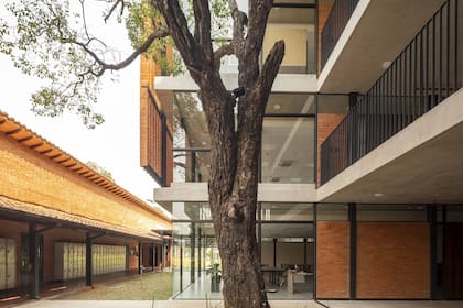 Para el colegio ASA Steam en Asunción, el Estudio tomó nota de los nuevos paradigmas pedagógicos y propuso una escuela abierta y permeable. Los patios existentes se vincularon reforzando la conexión visual y espacial, y se generó un túnel de viento para acondicionamiento térmico natural.