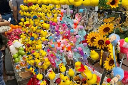 Los patitos a la venta en un puesto ambulante