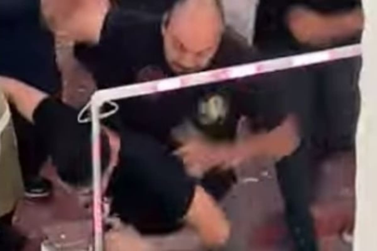 Los patovicas de Babilonia agrediendo al jóven.