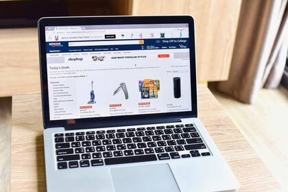 Los patrones oscuros son la versión digital de las viejas tácticas utilizadas para influir en el comportamiento del consumidor, como los productos relacionados con las compras impulsivas que se colocan cerca de las cajas registradoras o los anuncios señuelo de autos usados