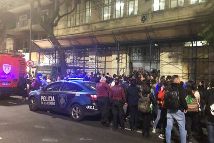 Los patrulleros de la Policía de la Ciudad no tardaron en llegar después de recibir el mensaje de alerta