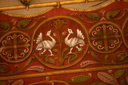 Los pavos reales. La tradición oral dice que fueron pintados para "recordarle" al cura su presencia permanente en el templo.