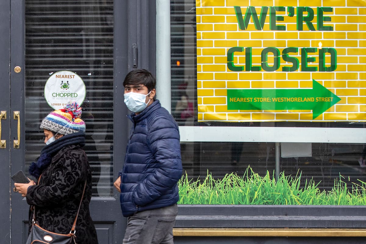 Los peatones usan mascarilla en Dublín el 19 de octubre de 2020, en medio del aumento de restricciones en Irlanda para ayudar a mitigar la propagación del coronavirus