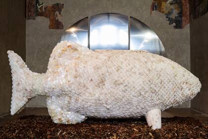 "Los peces y la multitud", una obra emblemática de Mary-Lynn y Carlo Massoud