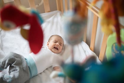 Los pediatras indican que el mejor lugar para que un bebé duerma es una superficie firme y plana en una cuna.