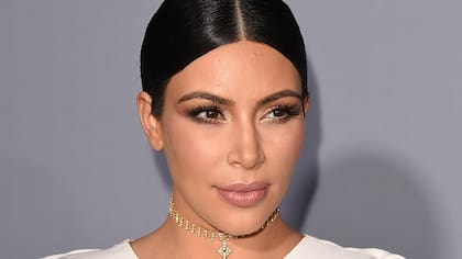 Los peinados tirantes de la diva mediática son su mejor opción cuando se trata de alargar la frecuencia con la que utiliza un shampú, que igualmente es uno hipernatural libre de químicos