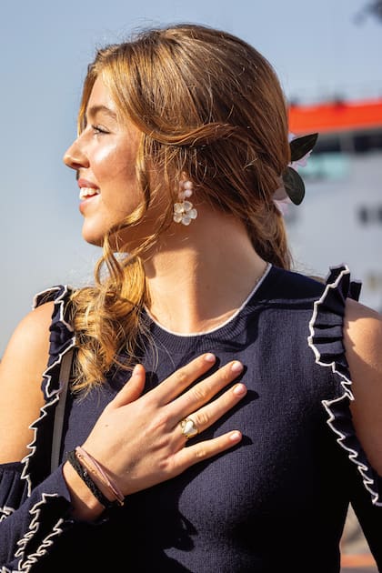 Los pendientes Hibiscus de la firma Coolook que también son de Máxima –hechos en oro champagne con madreperla rosa tallada en forma de flor– volvieron a ser protagonistas en el outfit de su segunda hija, que los lució con igual elegancia y personalidad.