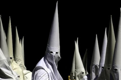 Los penitentes usan el capirote durante la Semana Santa española