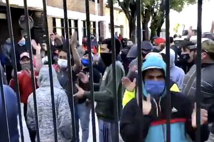 Los peones encabezaron una protesta; quieren que los dejen entrar y salir del lugar en el que cumplen la cuarentena