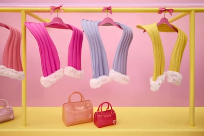 Los pequeños accesorios de Polly se pueden ver en tamaño real