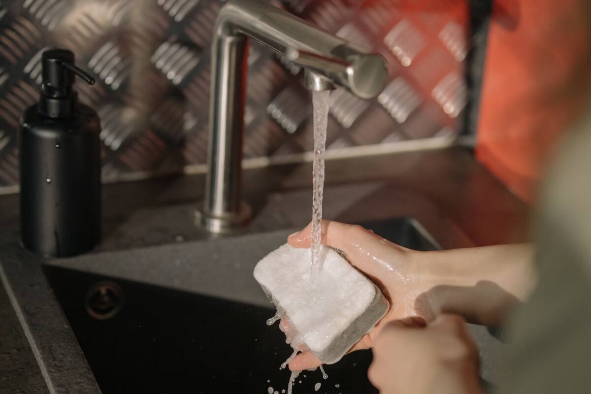 Los pequeños rincones y recovecos de las esponjas son perfectos para la proliferación de bacterias, asegura en un médico en un video viral de Tik Tok (Archivo)