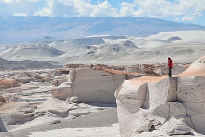 Los pequeños sonidos de la naturaleza y la cultura de cada rincón de la Argentina fueron ensamblados en una combinación de pop, drum and bass y world music al mejor estilo collage.