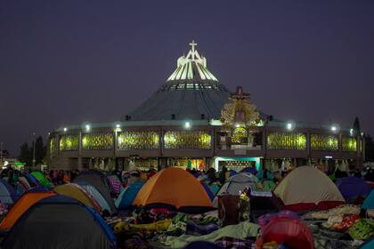 Los peregrinos acampan afuera de la Basílica de Guadalupe en la Ciudad de México, el lunes 12 de diciembre de 2022 temprano. (AP Foto/Aurea Del Rosario)