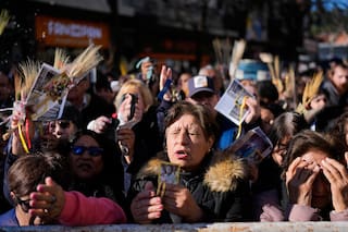Católicos argentinos rezan para que la pronta visita del papa León XIV alivie sus penurias económicas