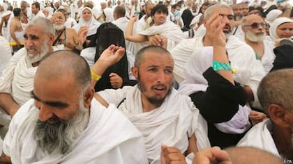 Los peregrinos lanzan piedras contra los pilares de Jamarat
