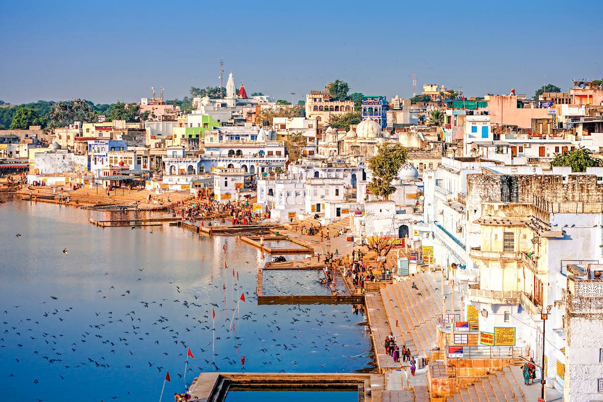 Los peregrinos se bañan en los ghats o escalinatas que rodean al lago sagrado y al templo de Brahma