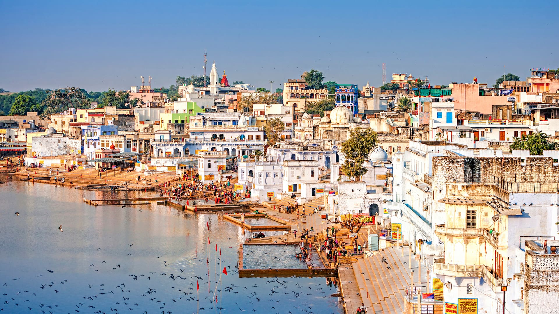 Los peregrinos se bañan en los ghats o escalinatas que rodean al lago sagrado y al templo de Brahma
